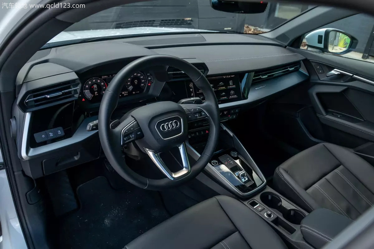 d82c2b04b551c927b1437d86e7b38265_audi-a3-2022-13-front-row-interior_副本