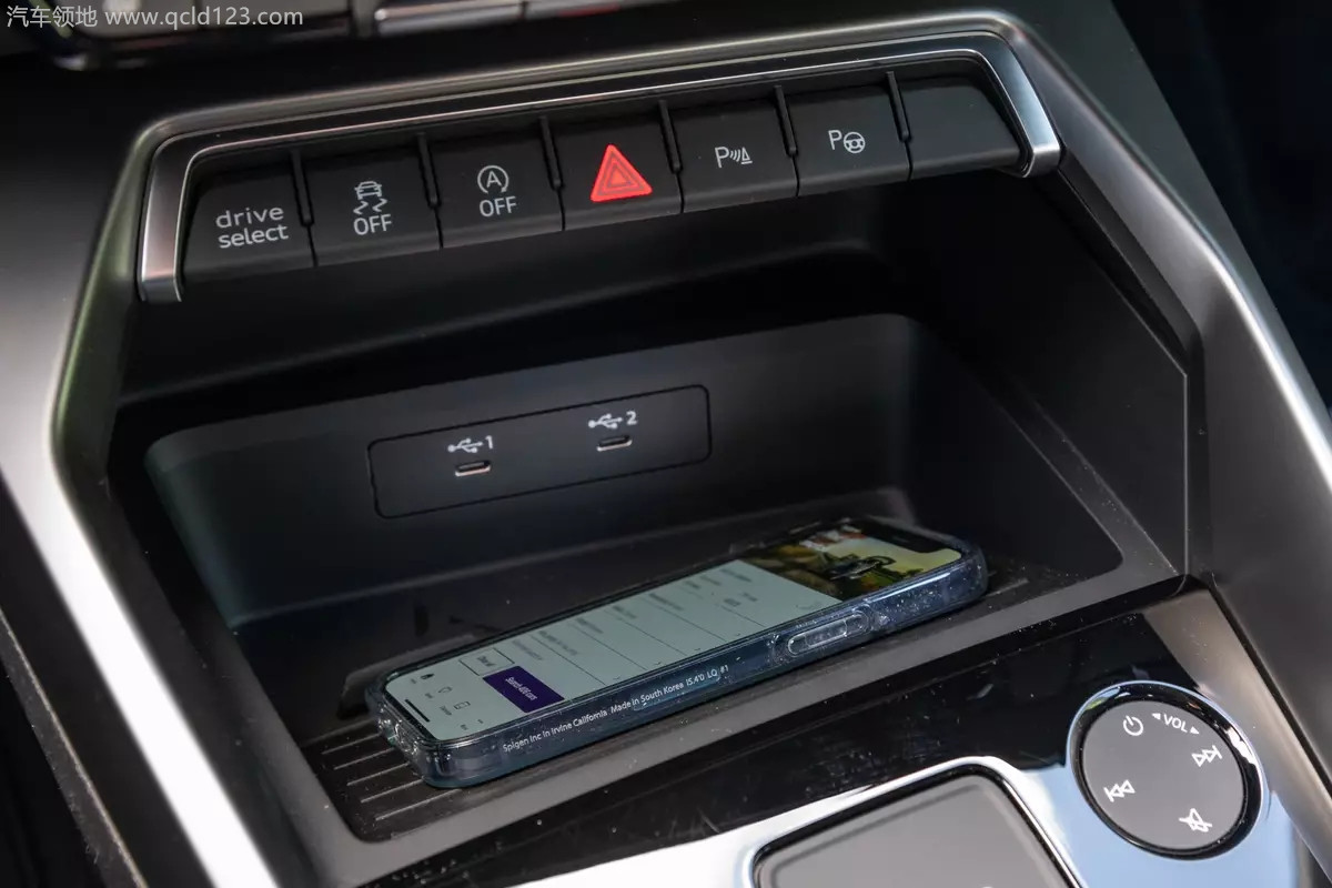6049ba3a566e60b0b01d9bb83f6ab71e_audi-a3-2022-026-interior-sedan-usb-charging-port-scaled_副本