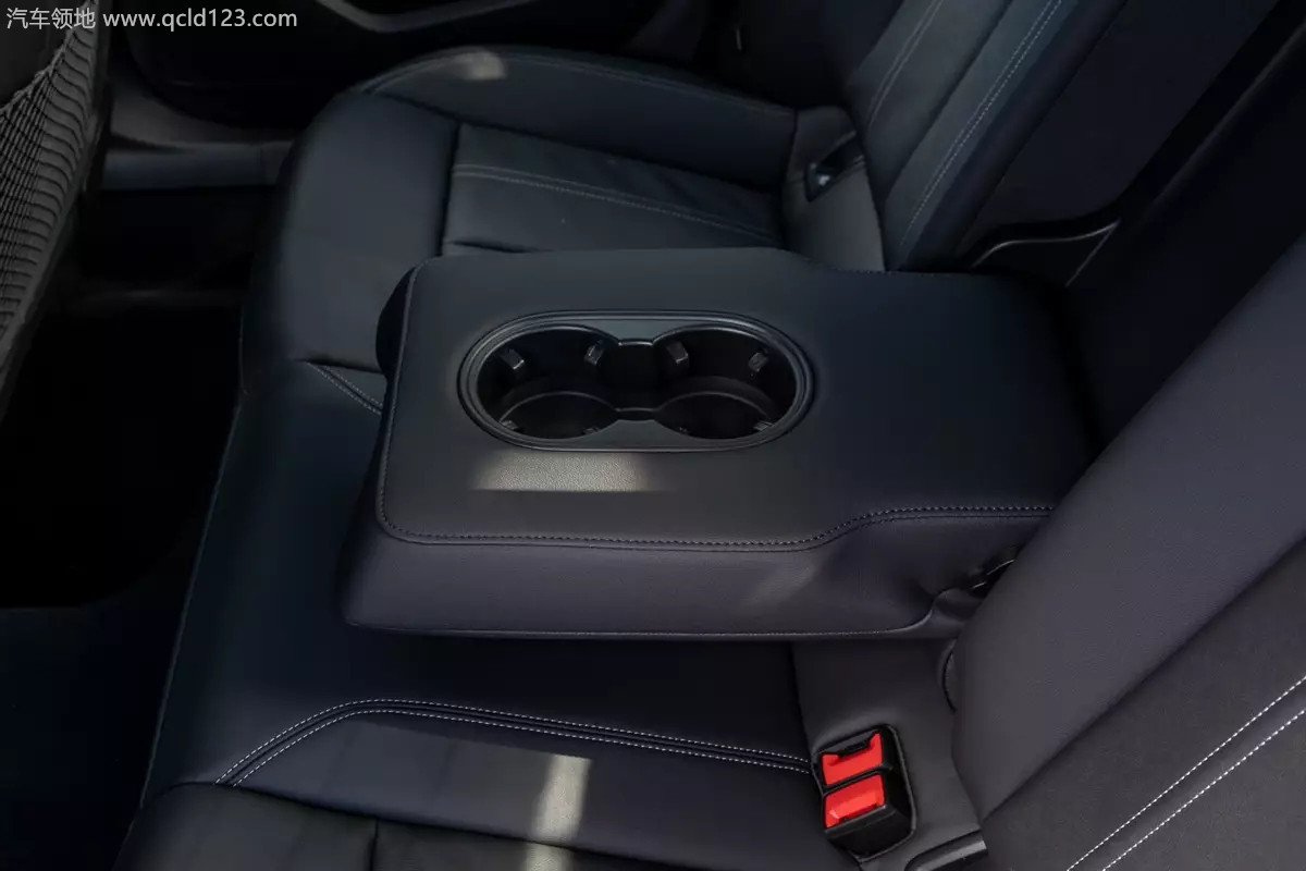 ab73b1b765e4c939c549f74f6d0125e2_audi-a3-2022-34-backseat-cupholders-interior_副本