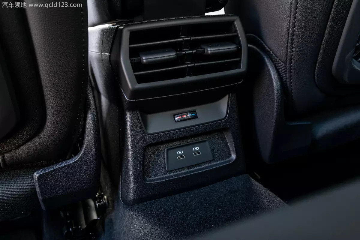 df2e370bb241b607c632cb18c4888b0b_audi-a3-2022-33-backseat-climate-control-interior_副本
