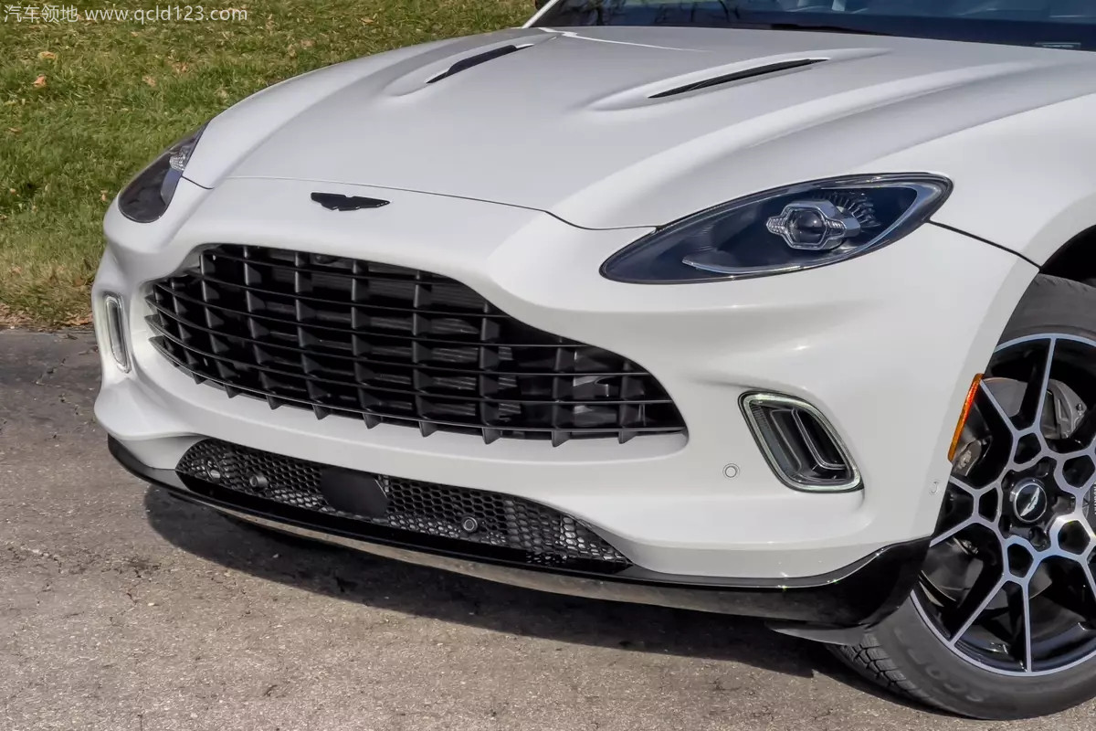 8f0b31f05b55e32560ec5209fbde0eee_aston-martin-dbx-2021-03-badge-exterior-grille-headlights-suv-white-scaled_副本