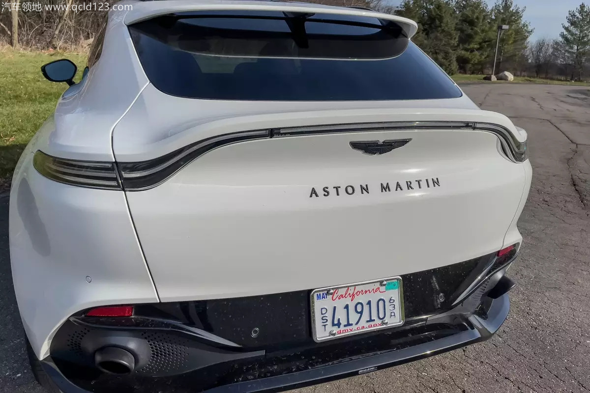 acc5f8dd484984bca19055078b595fdb_aston-martin-dbx-2021-12-badge-exterior-suv-taillights-white-scaled_副本
