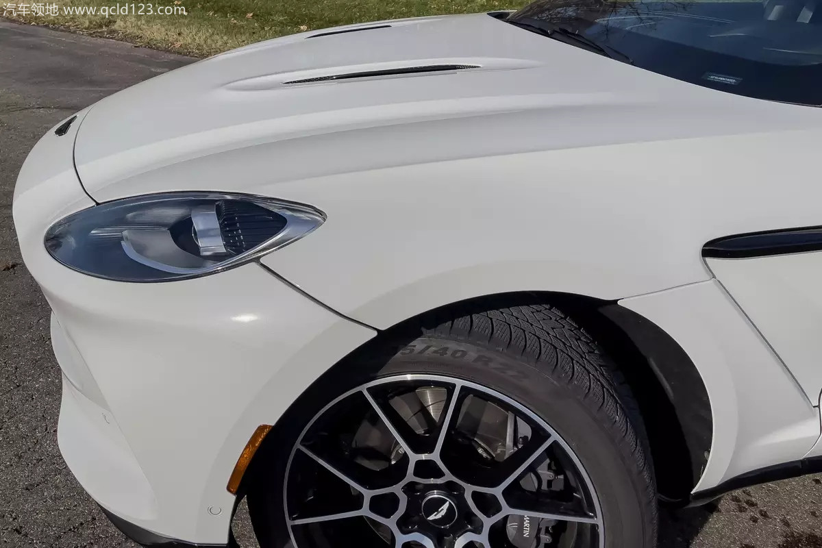 b3026a2fcbc420bf2659525f5161e17c_aston-martin-dbx-2021-07-exterior-headlights-suv-white-scaled_副本