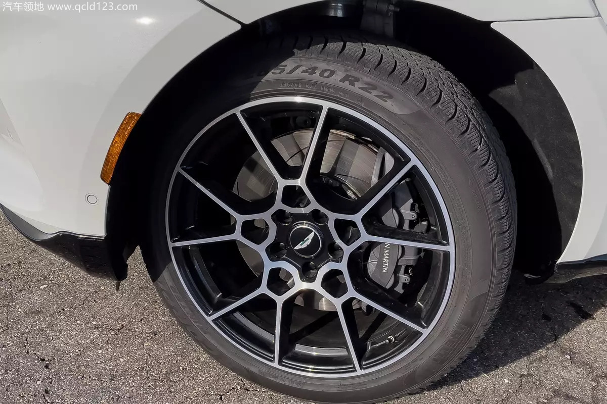 c4e510f8f730013d6182429bd2d35b2d_aston-martin-dbx-2021-15-badge-exterior-suv-wheel-white-scaled_副本