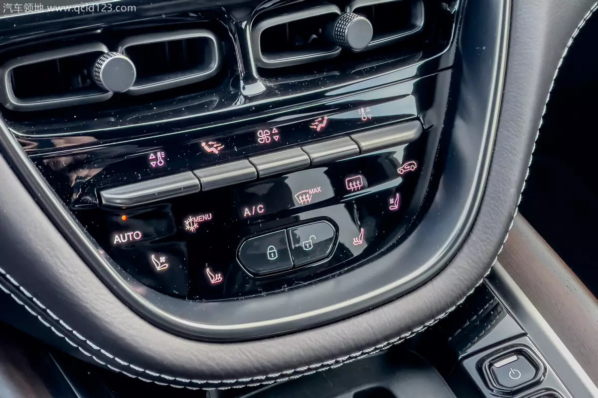 89a46a0d3dd87827bc3af766cc586fba_aston-martin-dbx-2021-30-interior-climate-control-suv-scaled_副本