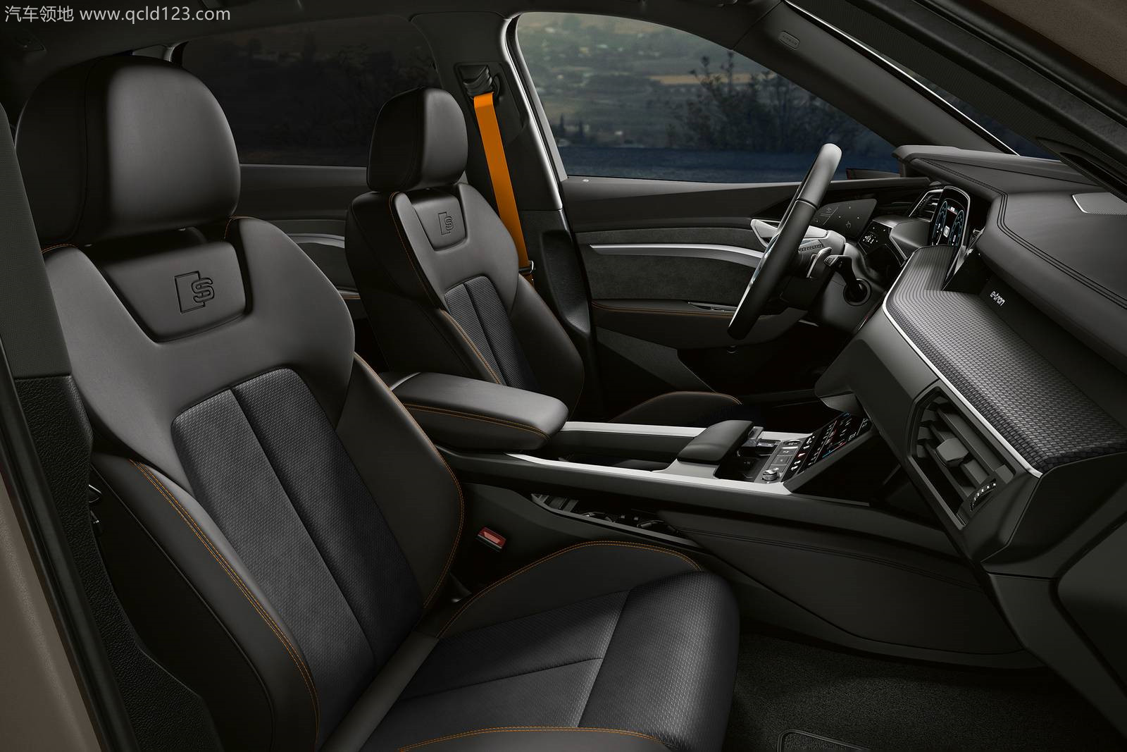 2022_audi_e-tron_4dr-suv_chronos-edition_i_oem_1_1600x1067_副本