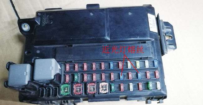2007款雷克萨斯LS460近光灯不工作