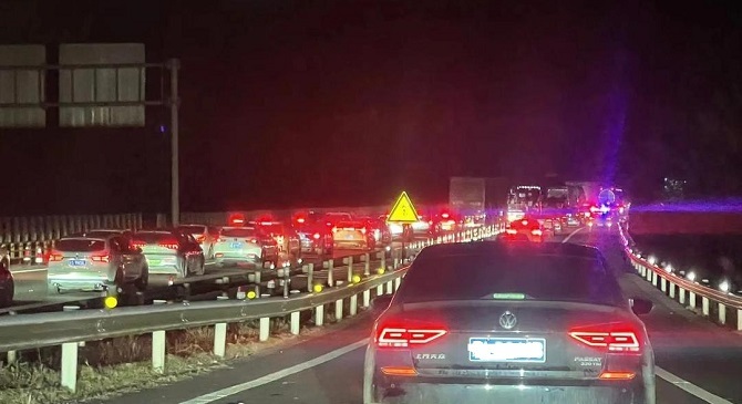 汽车领地:来看看春节高速上的大聪明,应急车道都被走堵了