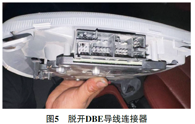 2013 款奔驰Sprinter 仪表偶尔提示“滑动门右侧未关闭”5