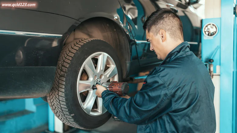 每行驶5,000到8,000英里对调轮胎