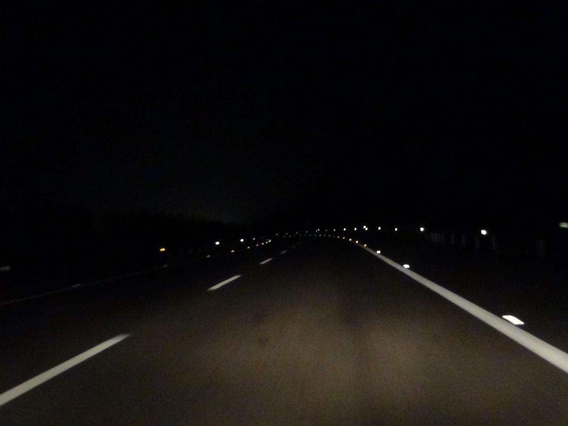 夜间行车，享受宁静之外还得注意一些安全驾驶细节