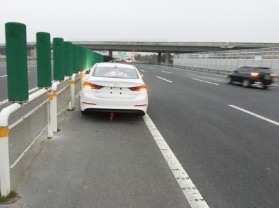 高速走中间车道更安全？其实还有别的好处