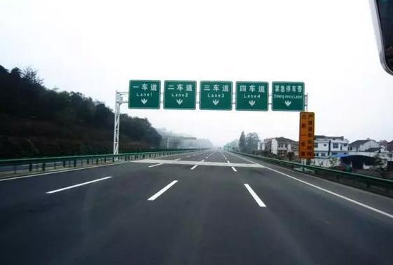 高速走中间车道更安全？其实还有别的好处