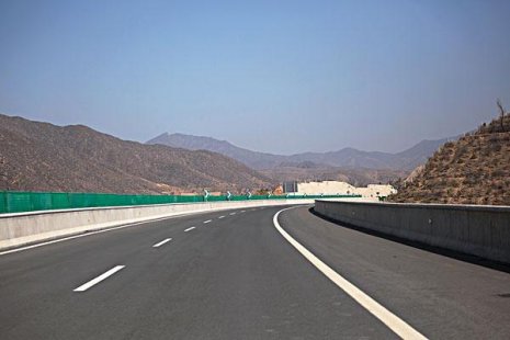 高速走中间车道更安全？其实还有别的好处