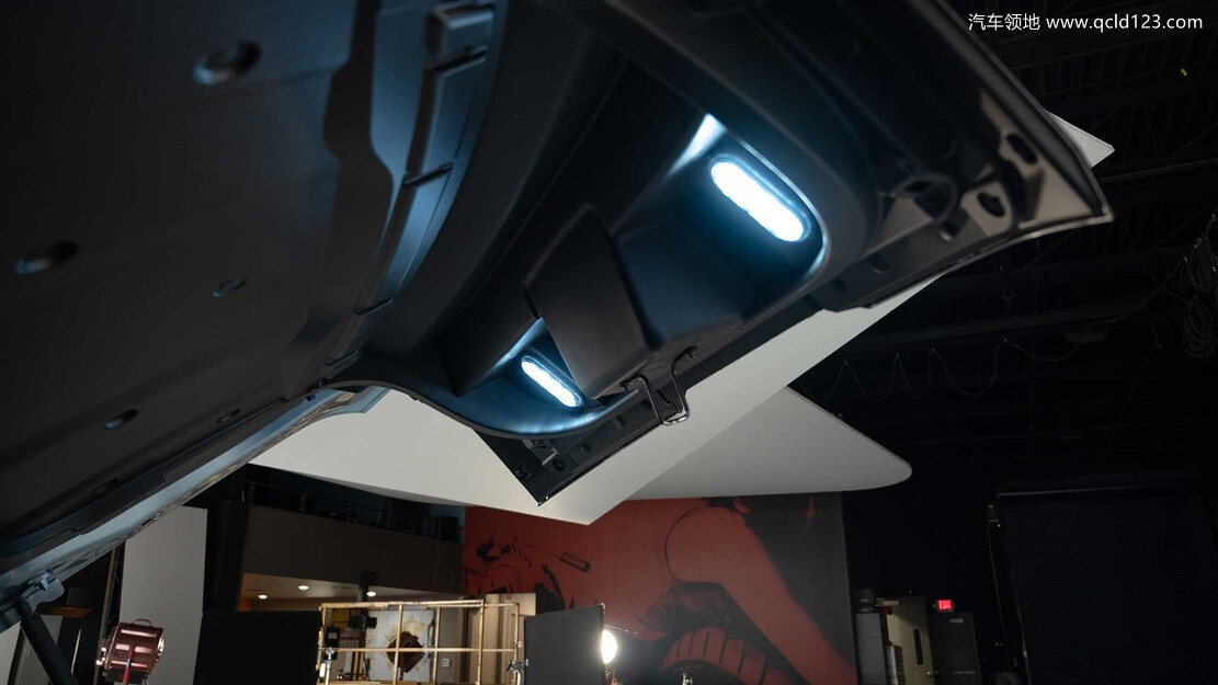 2022-Ford-F-150-Lightning-frunk-lighting_副本.jpg