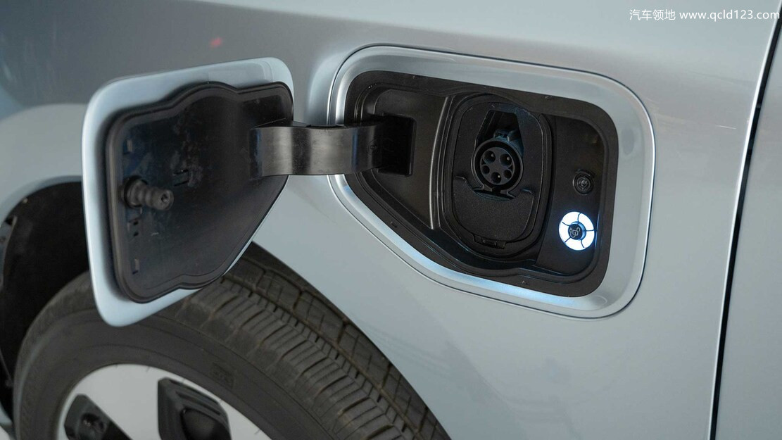 2022-Ford-F-150-Lightning-charge-port-open_副本.jpg